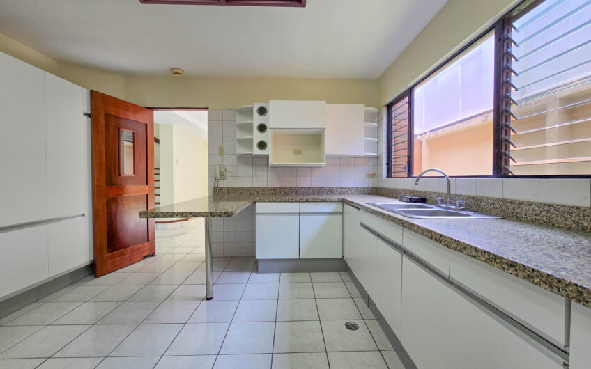 Condo de 3 habit. + de servicio + sala tv en Bello Horizonte Escazú