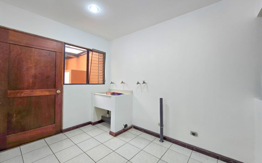 Condo de 3 habit. + de servicio + sala tv en Bello Horizonte Escazú