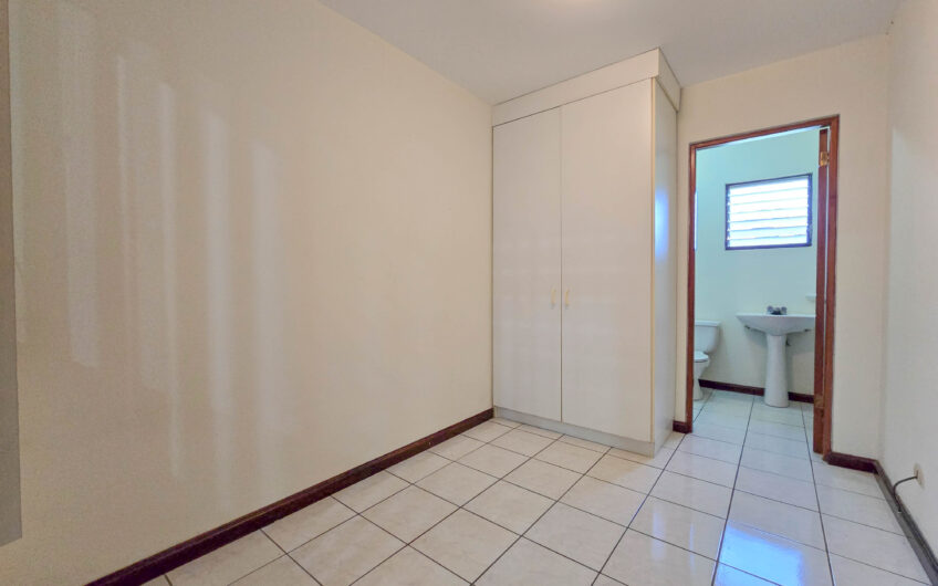 Condo de 3 habit. + de servicio + sala tv en Bello Horizonte Escazú