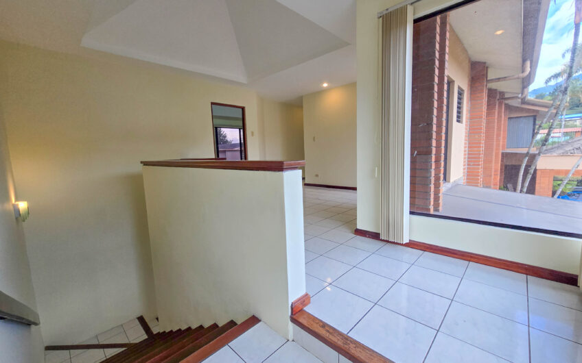 Condo de 3 habit. + de servicio + sala tv en Bello Horizonte Escazú