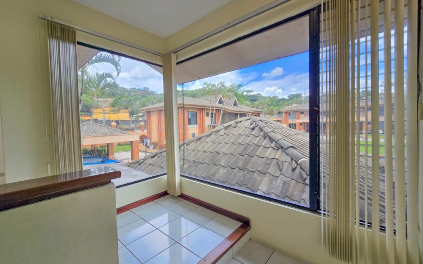 Condo de 3 habit. + de servicio + sala tv en Bello Horizonte Escazú