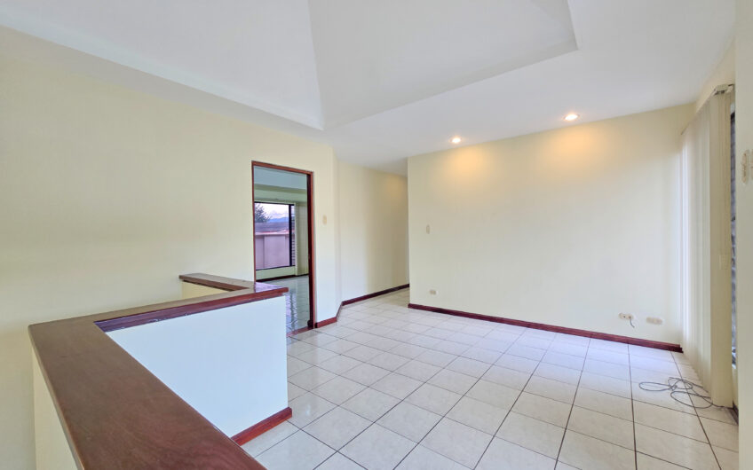 Condo de 3 habit. + de servicio + sala tv en Bello Horizonte Escazú