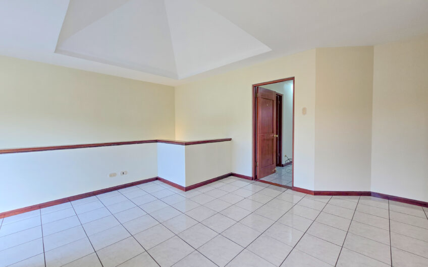 Condo de 3 habit. + de servicio + sala tv en Bello Horizonte Escazú