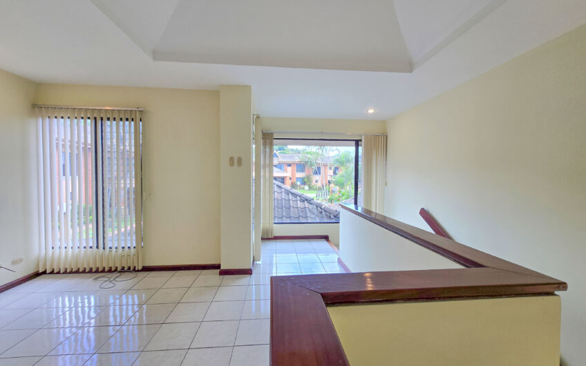 Condo de 3 habit. + de servicio + sala tv en Bello Horizonte Escazú