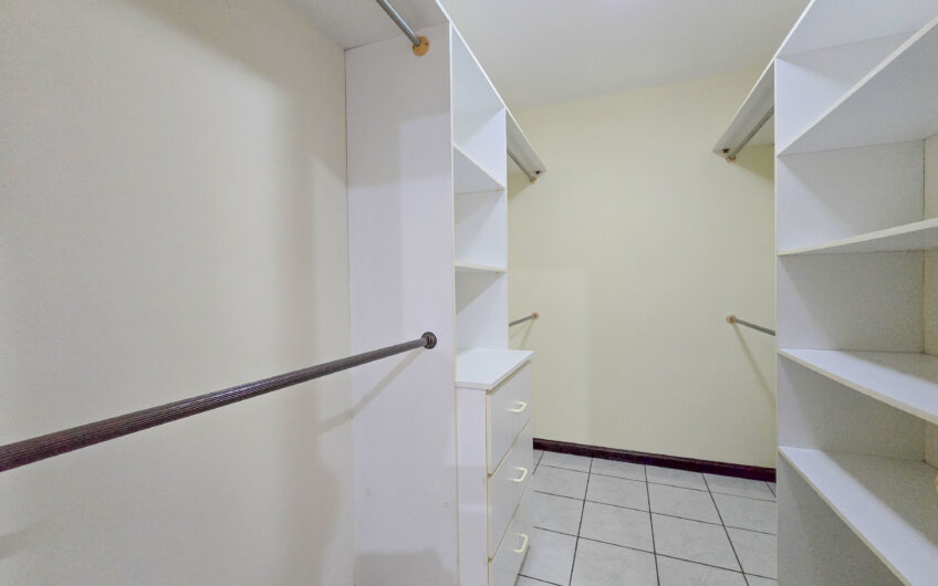 Condo de 3 habit. + de servicio + sala tv en Bello Horizonte Escazú