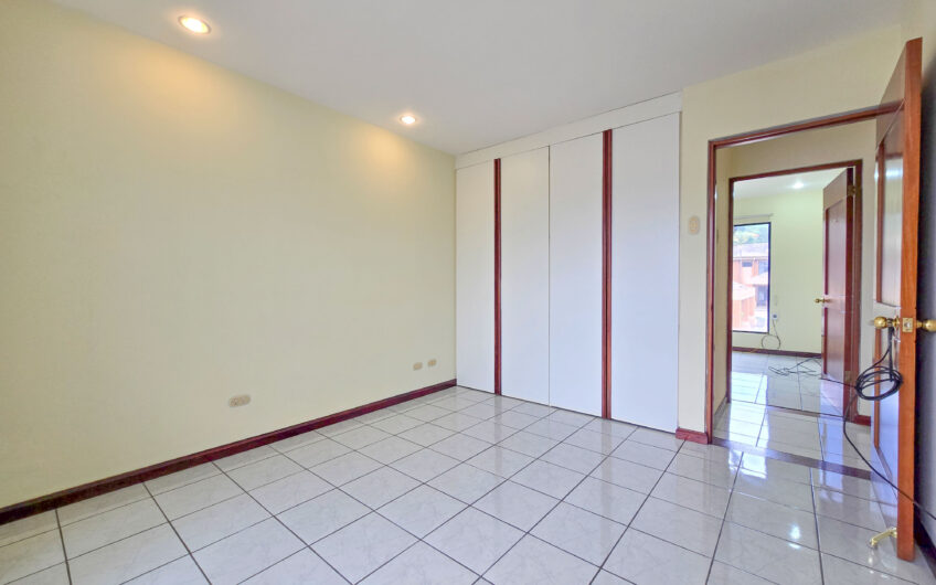 Condo de 3 habit. + de servicio + sala tv en Bello Horizonte Escazú
