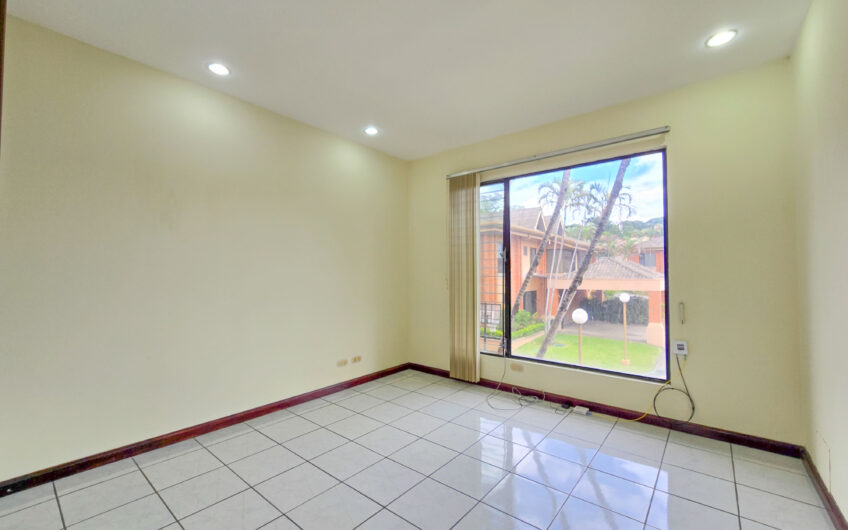 Condo de 3 habit. + de servicio + sala tv en Bello Horizonte Escazú