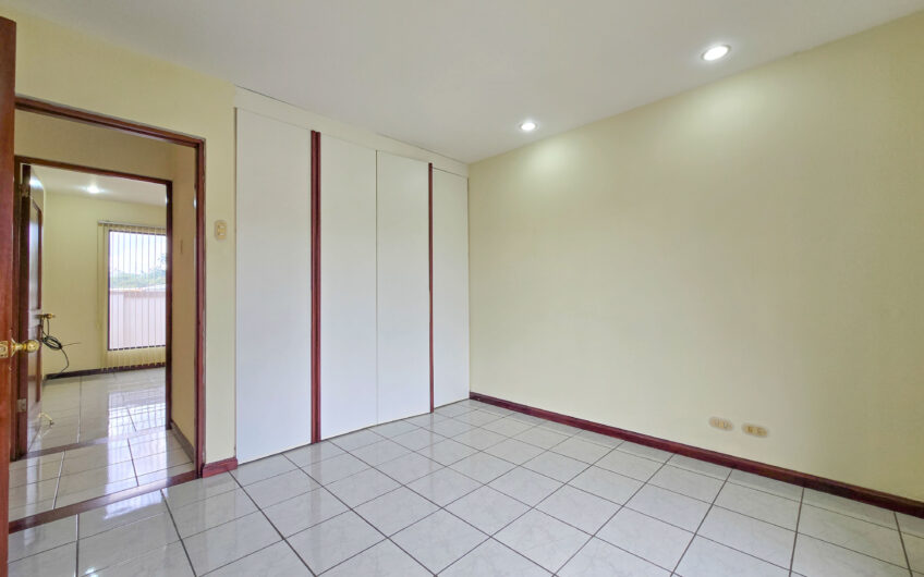 Condo de 3 habit. + de servicio + sala tv en Bello Horizonte Escazú
