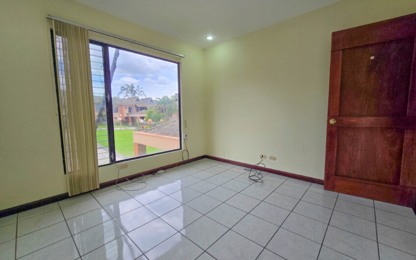 Condo de 3 habit. + de servicio + sala tv en Bello Horizonte Escazú