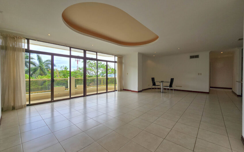 Apartamento de 219 m2 de 3 habit. + oficina y vista en San Rafael Escazú