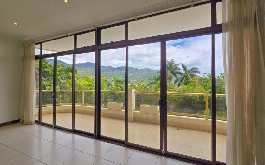 Apartamento de 219 m2 de 3 habit. + oficina y vista en San Rafael Escazú