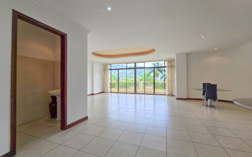 Apartamento de 219 m2 de 3 habit. + oficina y vista en San Rafael Escazú