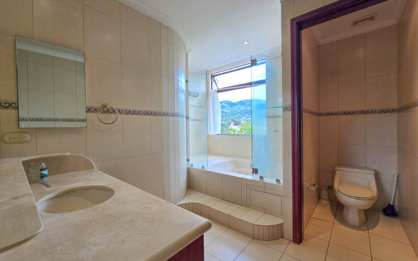 Apartamento de 219 m2 de 3 habit. + oficina y vista en San Rafael Escazú