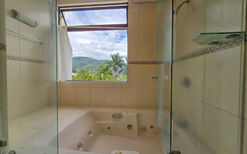 Apartamento de 219 m2 de 3 habit. + oficina y vista en San Rafael Escazú