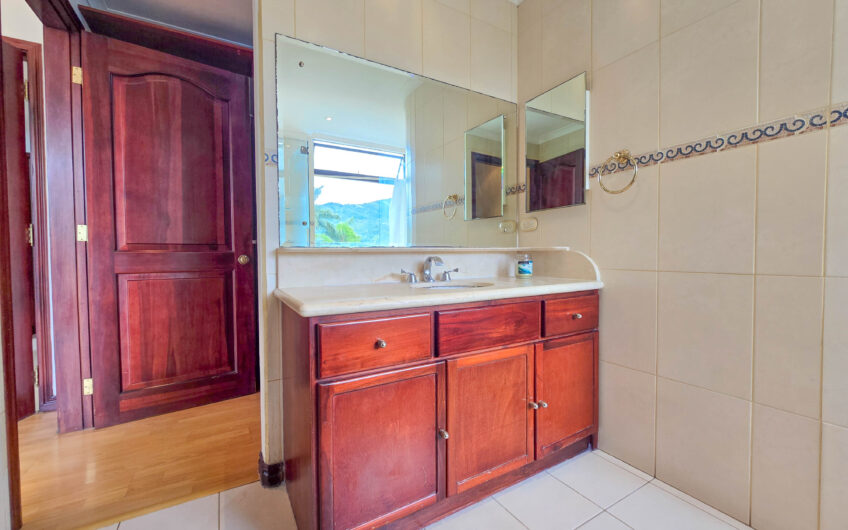 Apartamento de 219 m2 de 3 habit. + oficina y vista en San Rafael Escazú