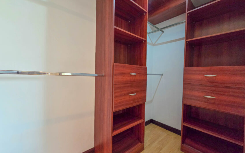 Apartamento de 219 m2 de 3 habit. + oficina y vista en San Rafael Escazú