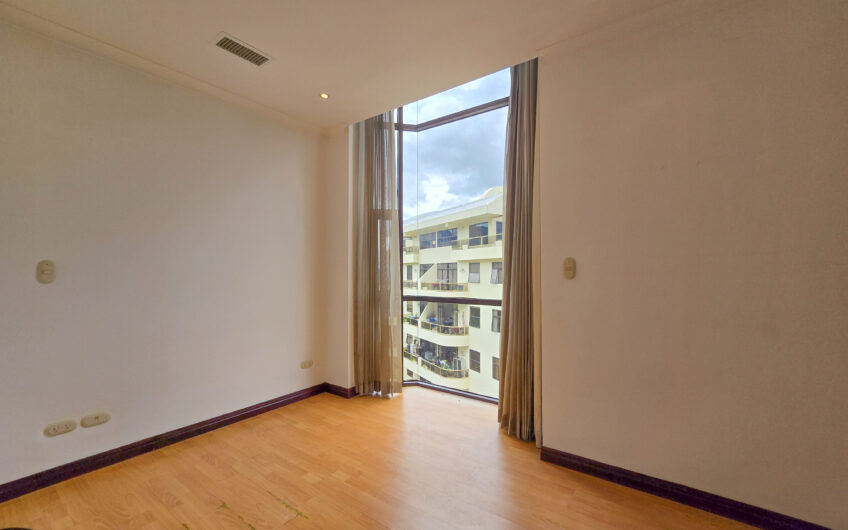Apartamento de 219 m2 de 3 habit. + oficina y vista en San Rafael Escazú