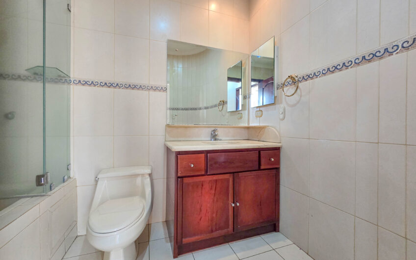 Apartamento de 219 m2 de 3 habit. + oficina y vista en San Rafael Escazú