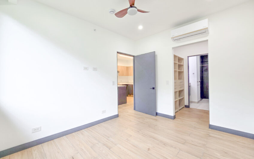 Para estrenar! Lujoso apartamento con jardín y línea blanca en Santa Ana