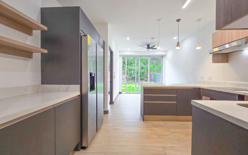 Para estrenar! Lujoso apartamento con jardín y línea blanca en Santa Ana