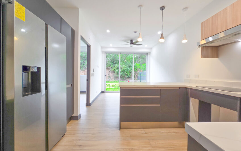 Para estrenar! Lujoso apartamento con jardín y línea blanca en Santa Ana