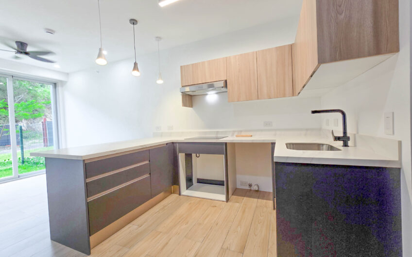 Para estrenar! Lujoso apartamento con jardín y línea blanca en Santa Ana
