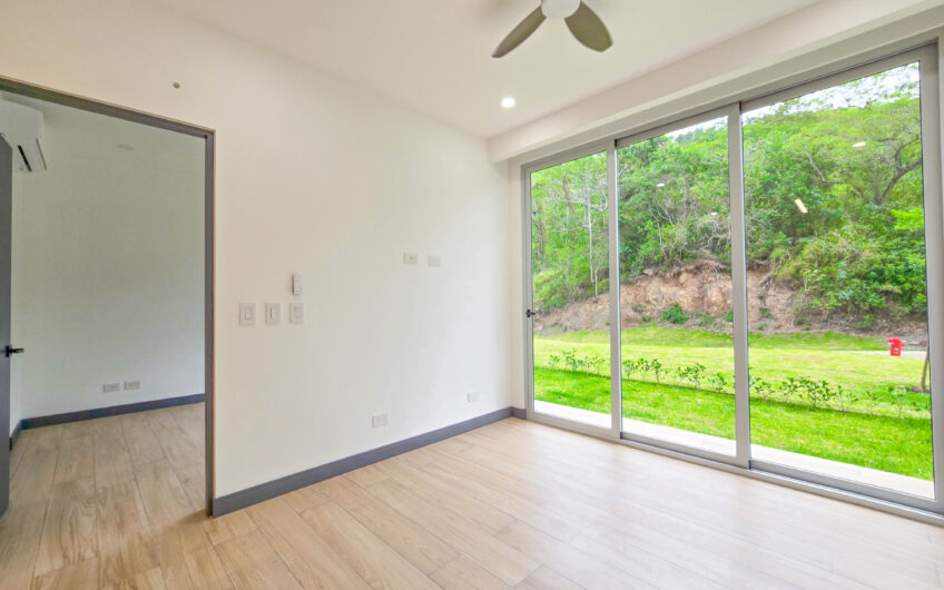 Para estrenar! Lujoso apartamento con jardín y línea blanca en Santa Ana