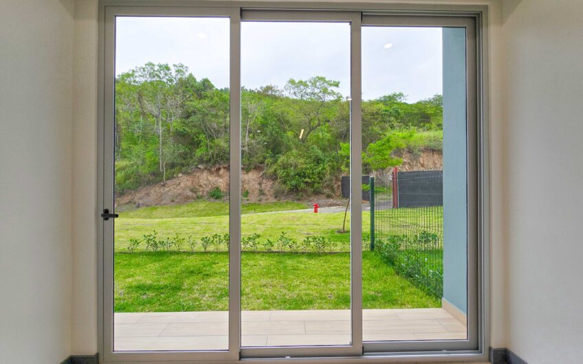 Para estrenar! Lujoso apartamento con jardín y línea blanca en Santa Ana