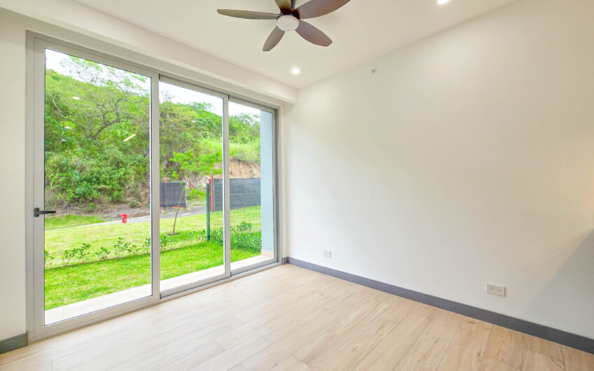 Para estrenar! Lujoso apartamento con jardín y línea blanca en Santa Ana