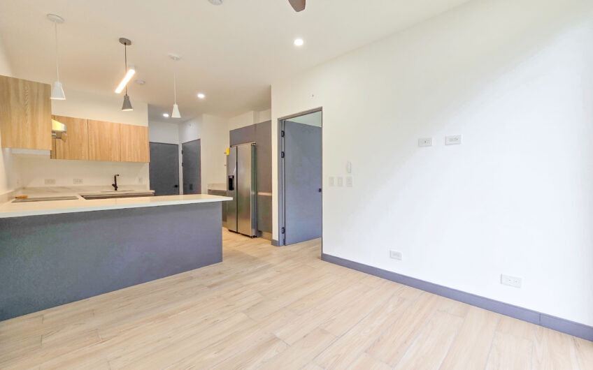 Para estrenar! Lujoso apartamento con jardín y línea blanca en Santa Ana