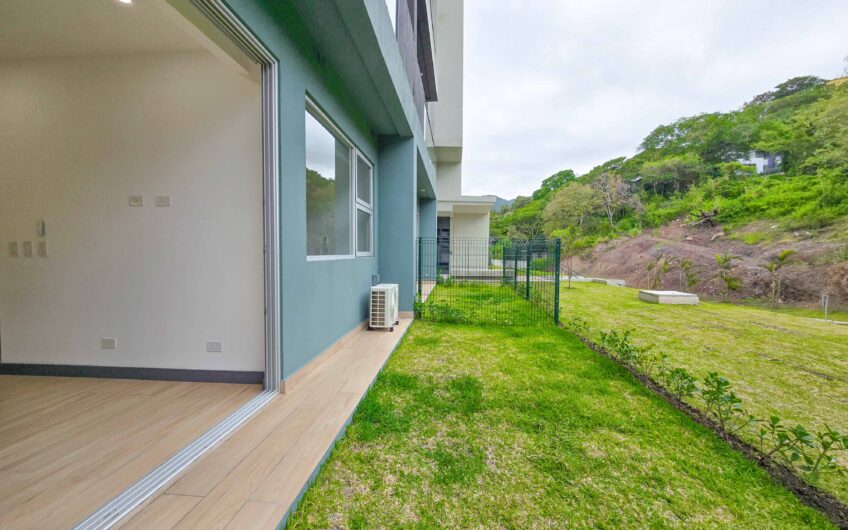 Para estrenar! Lujoso apartamento con jardín y línea blanca en Santa Ana