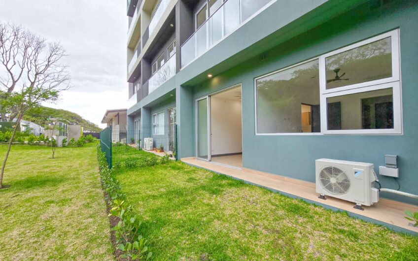 Para estrenar! Lujoso apartamento con jardín y línea blanca en Santa Ana