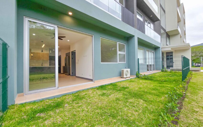 Para estrenar! Lujoso apartamento con jardín y línea blanca en Santa Ana