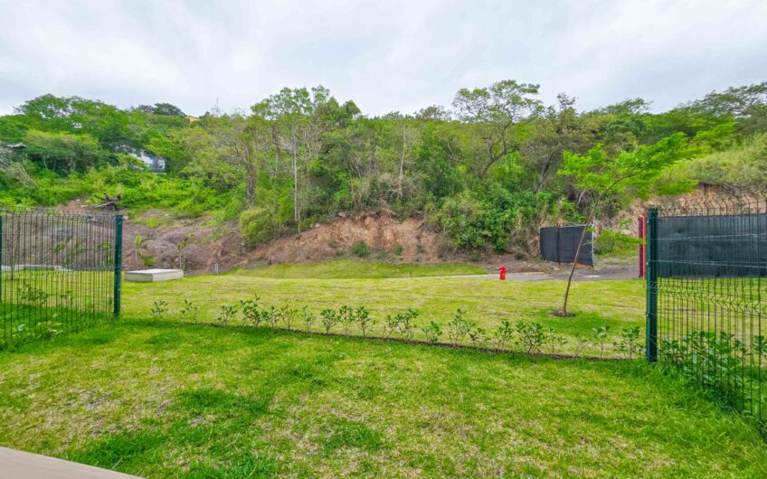 Para estrenar! Lujoso apartamento con jardín y línea blanca en Santa Ana