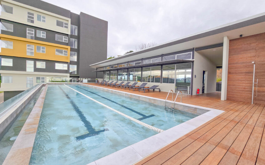 Para estrenar! Lujoso apartamento con jardín y línea blanca en Santa Ana
