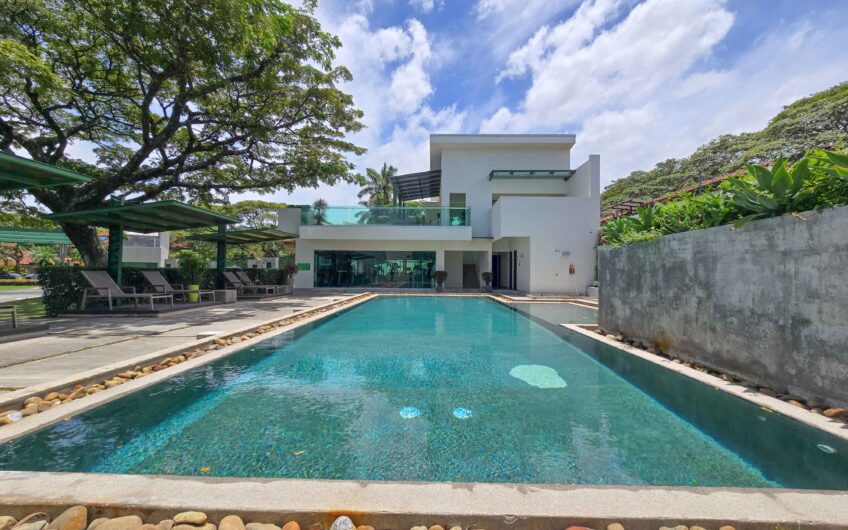 Lindora Santa Ana! Condo contemporáneo amueblado con jardín