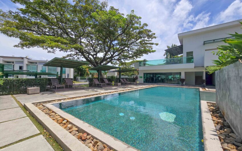 Lindora Santa Ana! Condo contemporáneo amueblado con jardín
