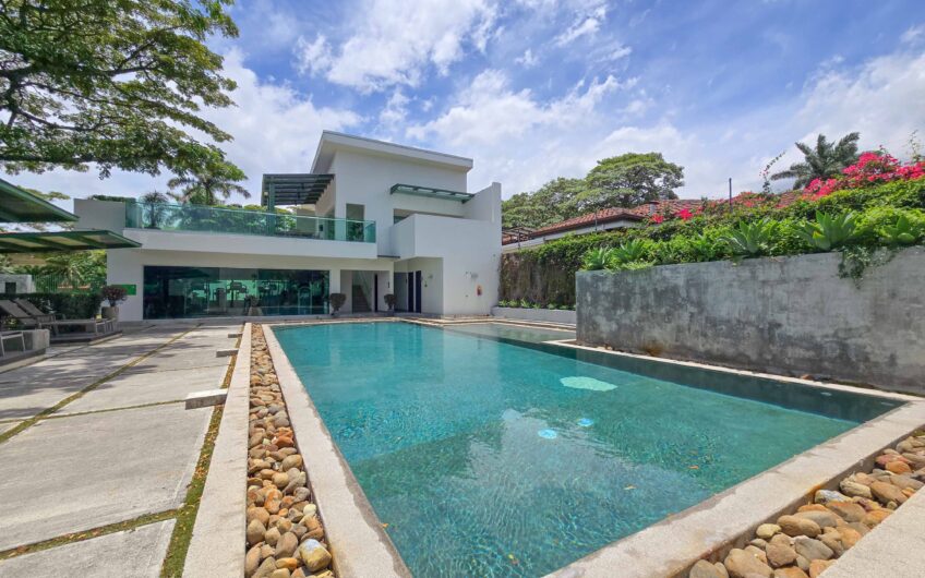 Lindora Santa Ana! Condo contemporáneo amueblado con jardín
