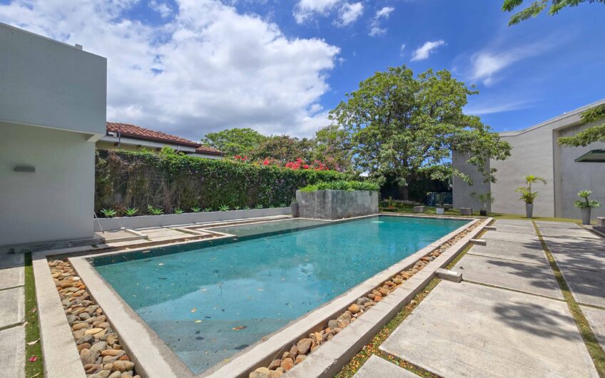Lindora Santa Ana! Condo contemporáneo amueblado con jardín