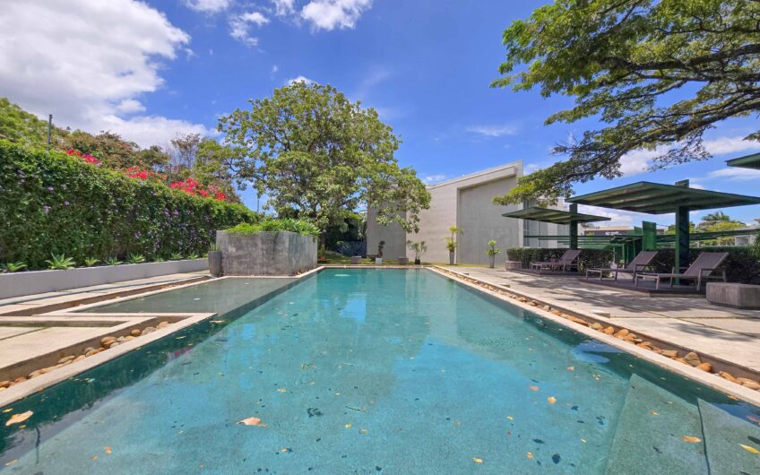 Lindora Santa Ana! Condo contemporáneo amueblado con jardín