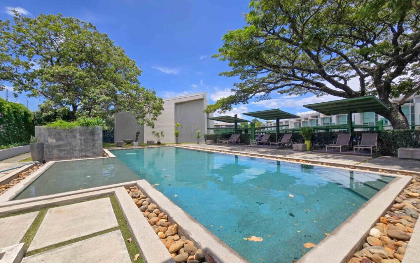 Lindora Santa Ana! Condo contemporáneo amueblado con jardín