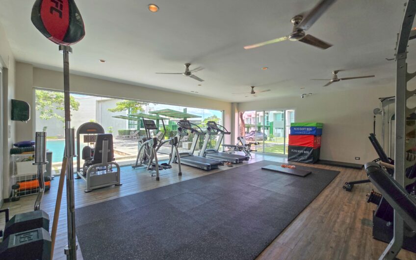Lindora Santa Ana! Condo contemporáneo amueblado con jardín