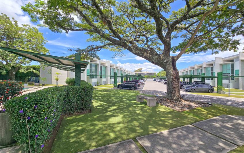 Lindora Santa Ana! Condo contemporáneo amueblado con jardín