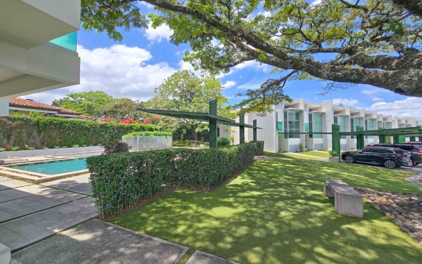 Lindora Santa Ana! Condo contemporáneo amueblado con jardín