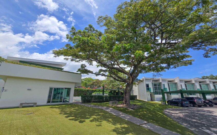 Lindora Santa Ana! Condo contemporáneo amueblado con jardín