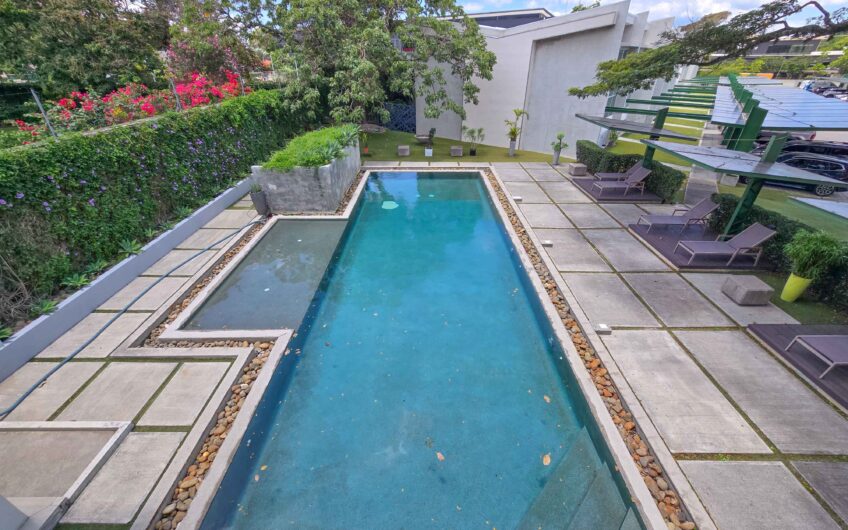 Lindora Santa Ana! Condo contemporáneo amueblado con jardín