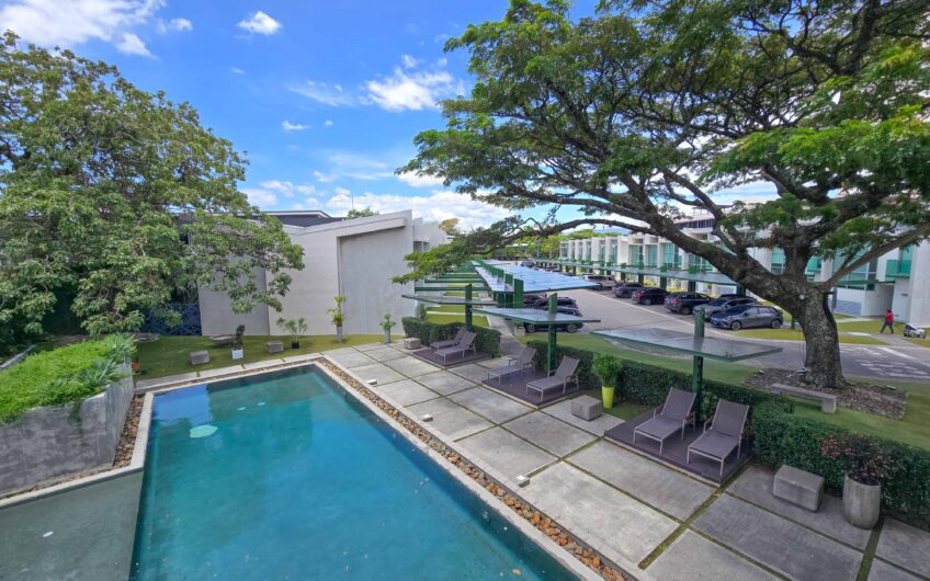 Lindora Santa Ana! Condo contemporáneo amueblado con jardín