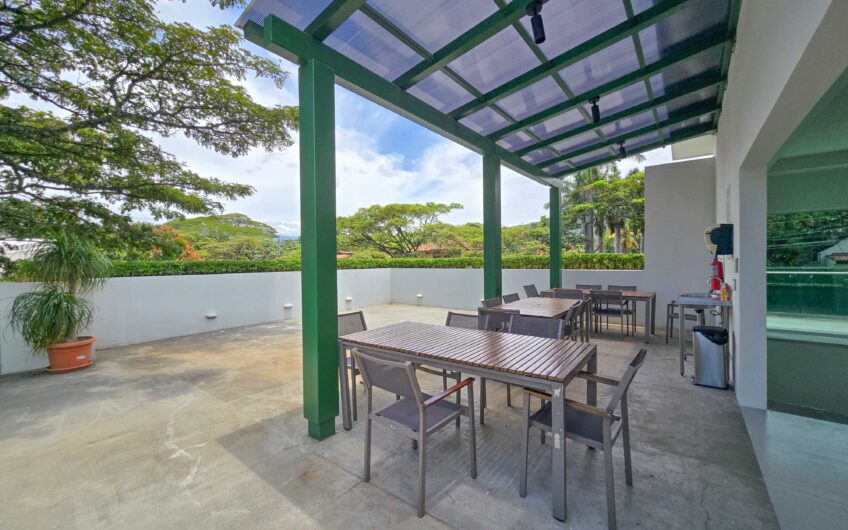 Lindora Santa Ana! Condo contemporáneo amueblado con jardín