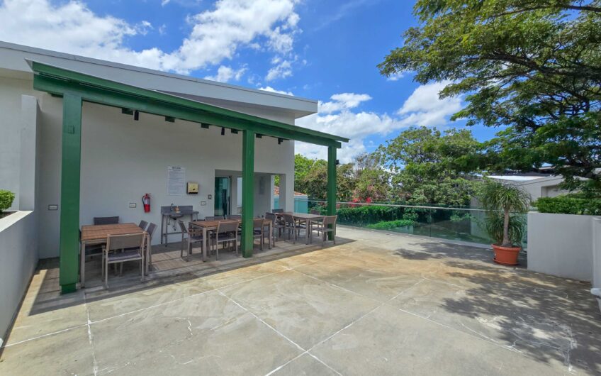 Lindora Santa Ana! Condo contemporáneo amueblado con jardín