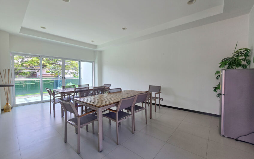 Lindora Santa Ana! Condo contemporáneo amueblado con jardín